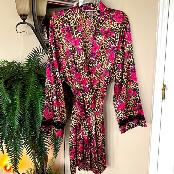 NWOT Delicates Satin Robe Animal Leopard Print Floral Hot Pink Roses Lace Detail - Picture 14 of 14